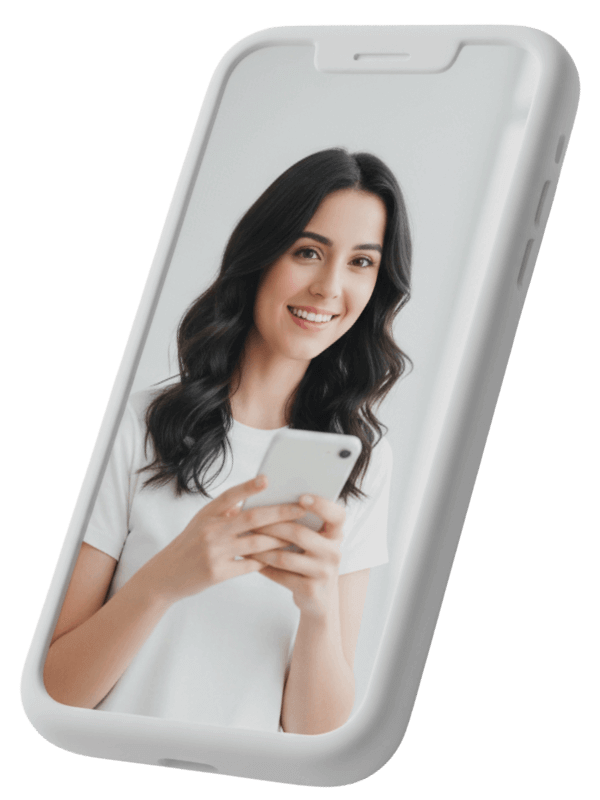 Mujer usando su celular dentro de una pantalla de teléfono, símbolo del marketing digital y conexión con clientes.